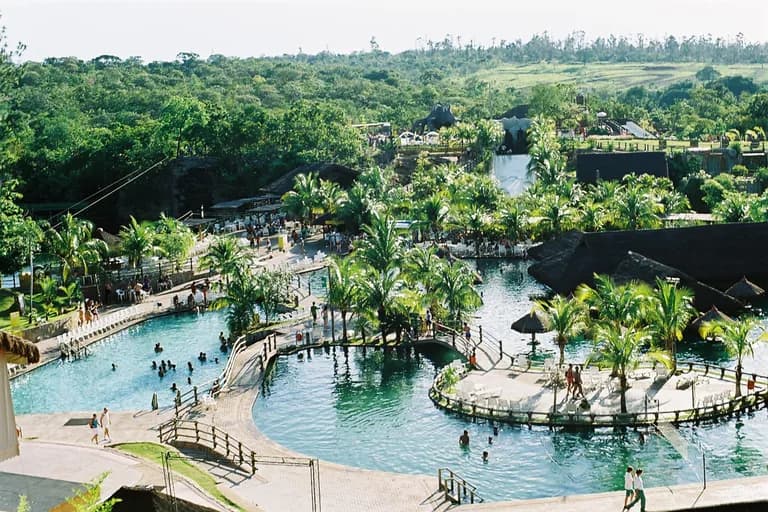 Piscinas de águas quentes do Hot Park, em Rio Quente — Goiás